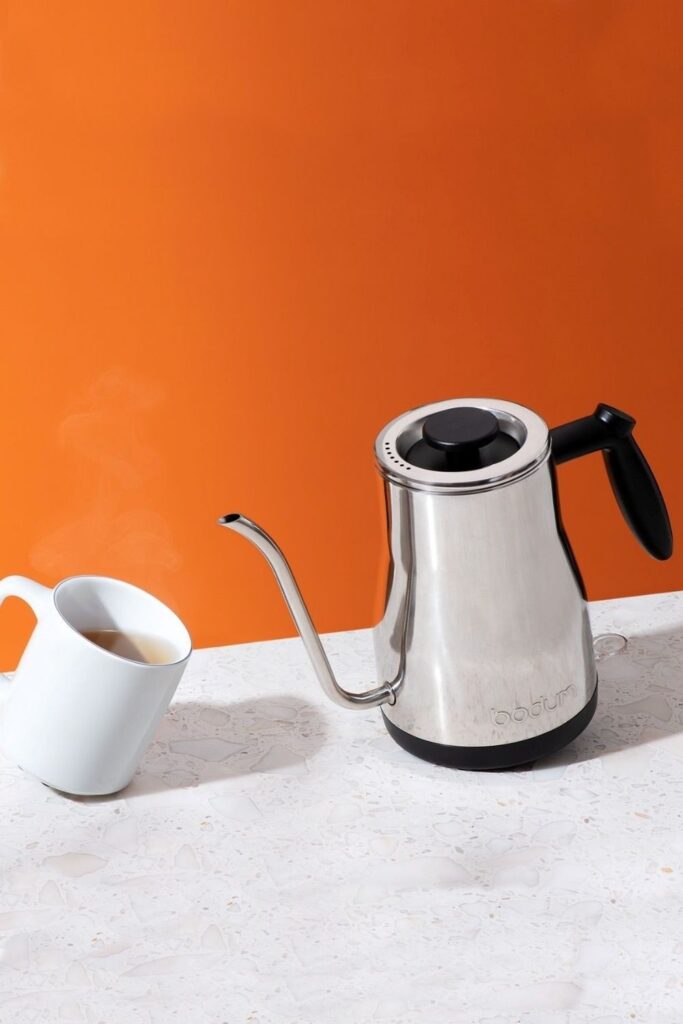 It’s high (tea) time we pay more attention to our environment and switch to alternatives like eco kettles. Image by Bodum #ecokettles #ecofriendlyteakettles #sustainablejungle