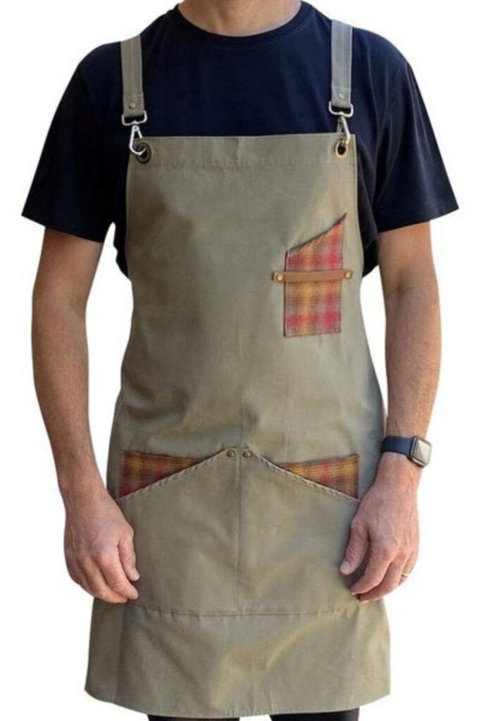 Let’s make like bread and rise toward a more conscious kitchen with eco friendly aprons… Image by Cirqular #ecofriendlyaprons #bestecofriendlyaprons #ecofriendlycookingaprons #ecofriendlyapronswithpockets #organicaprons #bestorganicaprons #sustainablejungle