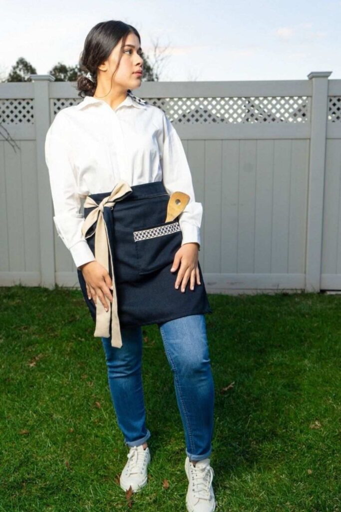 Let’s make like bread and rise toward a more conscious kitchen with eco friendly aprons… Image by Darzah #ecofriendlyaprons #bestecofriendlyaprons #ecofriendlycookingaprons #ecofriendlyapronswithpockets #organicaprons #bestorganicaprons #sustainablejungle