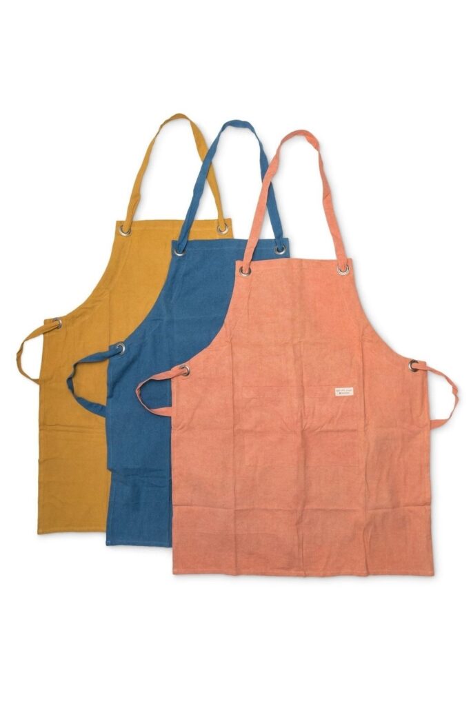 Let’s make like bread and rise toward a more conscious kitchen with eco friendly aprons… Image by Full Circle Home #ecofriendlyaprons #bestecofriendlyaprons #ecofriendlycookingaprons #ecofriendlyapronswithpockets #organicaprons #bestorganicaprons #sustainablejungle