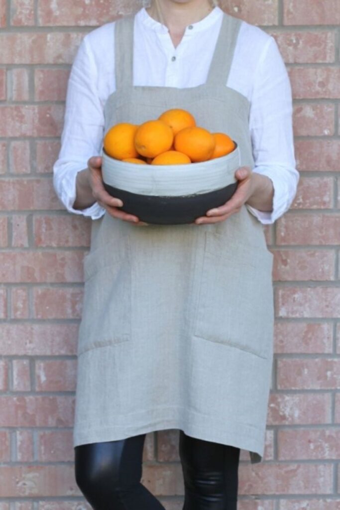 Let’s make like bread and rise toward a more conscious kitchen with eco friendly aprons… Image by LinenCasa #ecofriendlyaprons #bestecofriendlyaprons #ecofriendlycookingaprons #ecofriendlyapronswithpockets #organicaprons #bestorganicaprons #sustainablejungle