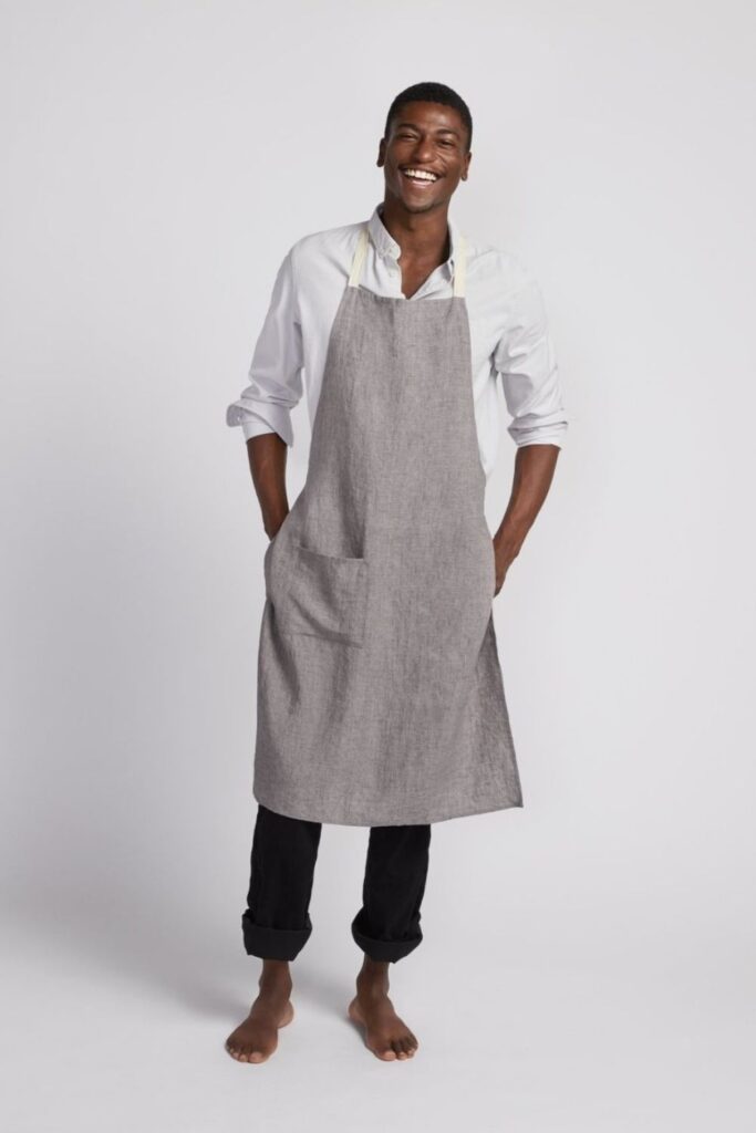 Let’s make like bread and rise toward a more conscious kitchen with eco friendly aprons… Image by Parachute #ecofriendlyaprons #bestecofriendlyaprons #ecofriendlycookingaprons #ecofriendlyapronswithpockets #organicaprons #bestorganicaprons #sustainablejungle