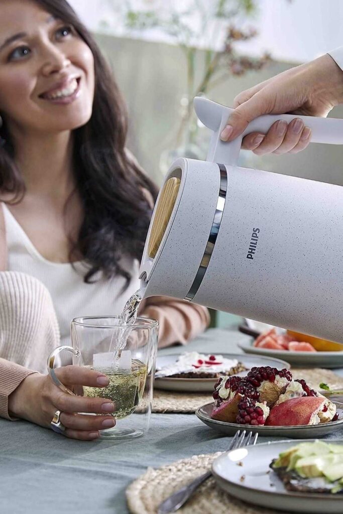 It’s high (tea) time we pay more attention to our environment and switch to alternatives like eco kettles. Image by Philips #ecokettles #ecofriendlyteakettles #sustainablejungle