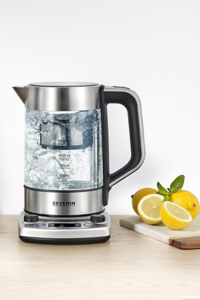 It’s high (tea) time we pay more attention to our environment and switch to alternatives like eco kettles. Image by Severin #ecokettles #ecofriendlyteakettles #sustainablejungle