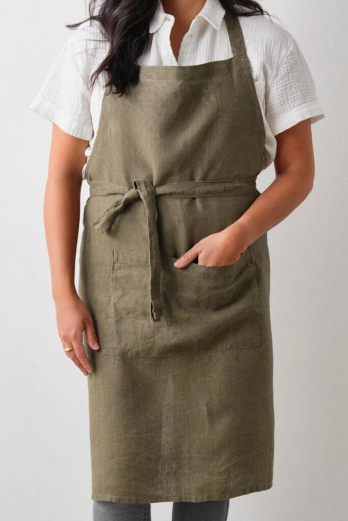 Let’s make like bread and rise toward a more conscious kitchen with eco friendly aprons… Image by The Citizenry #ecofriendlyaprons #bestecofriendlyaprons #ecofriendlycookingaprons #ecofriendlyapronswithpockets #organicaprons #bestorganicaprons #sustainablejungle