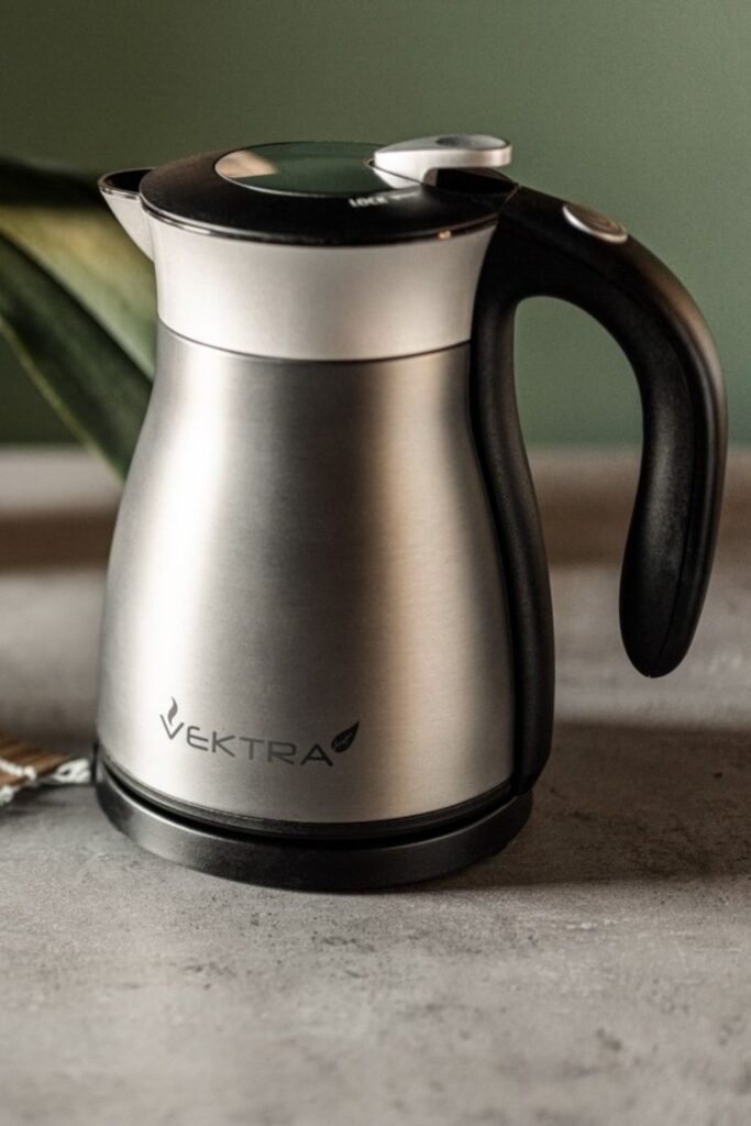 It’s high (tea) time we pay more attention to our environment and switch to alternatives like eco kettles. Image by Vektra #ecokettles #ecofriendlyteakettles #sustainablejungle