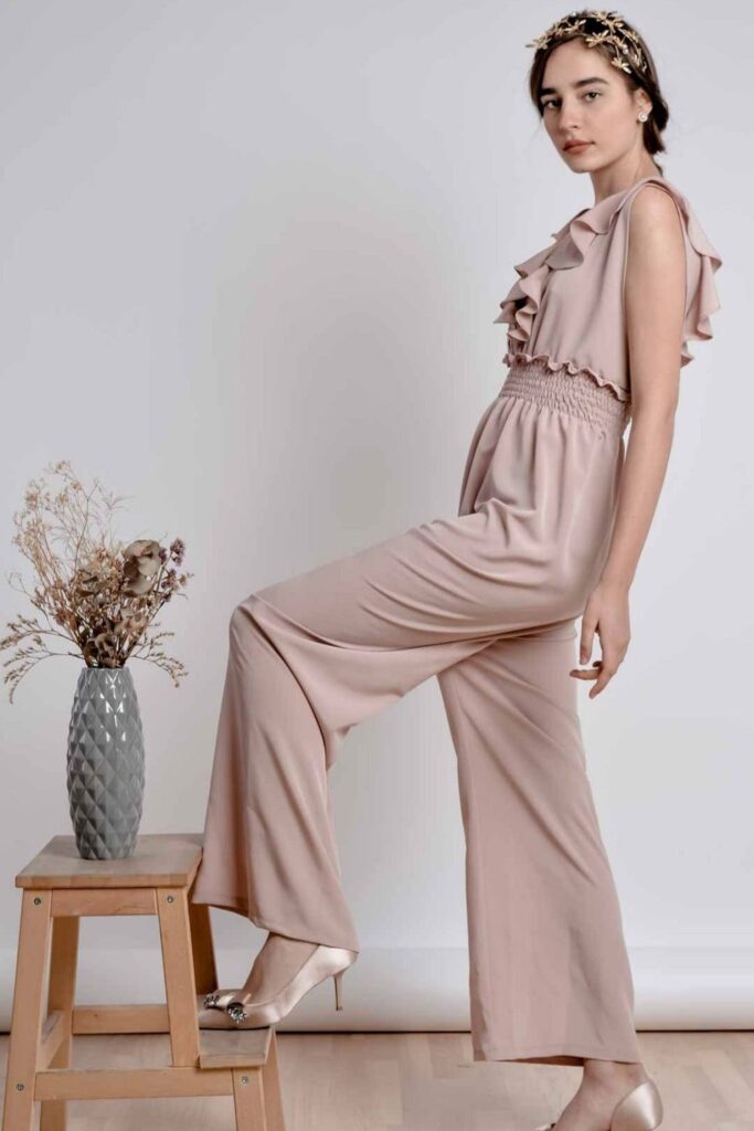 Want to take a romper-round the world of sustainable jumpsuits with us? Jumpsuits, rompers, overalls, one pieces from the best… Image by ourCommonplace #sustainablejumpsuits #bestsustainablejumpsuits #sustainablefashionjumpsuits #ethicaljumpsuits #ecofriendlyjumpsuits #sustainablejungle