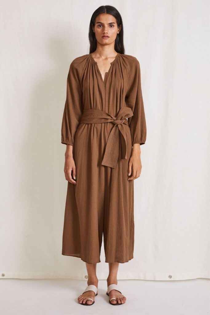 Want to take a romper-round the world of sustainable jumpsuits with us? Jumpsuits, rompers, overalls, one pieces from the best… Image by Apiece Apart #sustainablejumpsuits #bestsustainablejumpsuits #sustainablefashionjumpsuits #ethicaljumpsuits #ecofriendlyjumpsuits #sustainablejungle