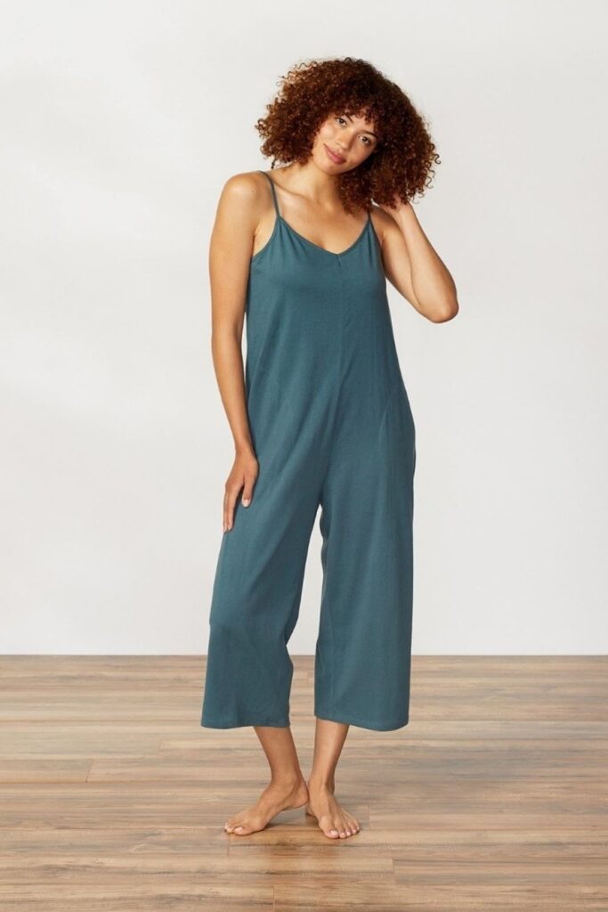Want to take a romper-round the world of sustainable jumpsuits with us? Jumpsuits, rompers, overalls, one pieces from the best… Image by Coyuchi #sustainablejumpsuits #bestsustainablejumpsuits #sustainablefashionjumpsuits #ethicaljumpsuits #ecofriendlyjumpsuits #sustainablejungle