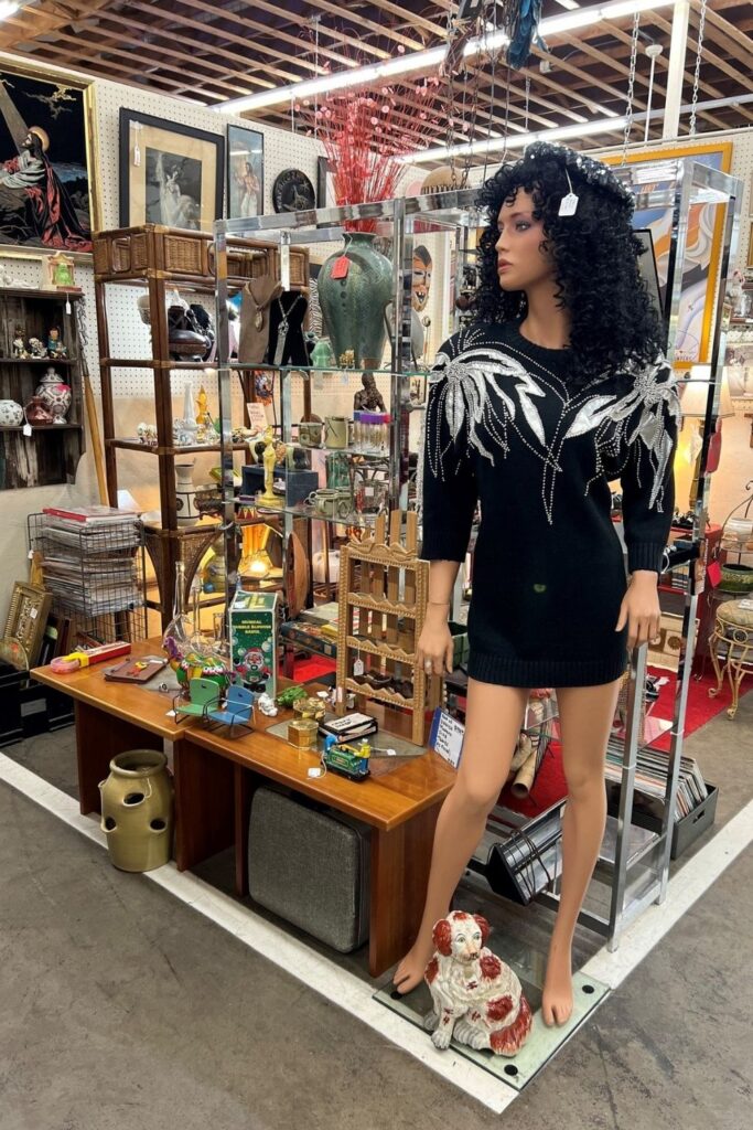 Looking for the best thrift stores in Dallas? You aren’t a-lone (star). Fortunately, everything’s bigger in Texas—and this also goes for their impressive range of secondhand steals. Image by Lula B's #bestthriftstoresdallas #thriftstoresdallas #sustainablejungle