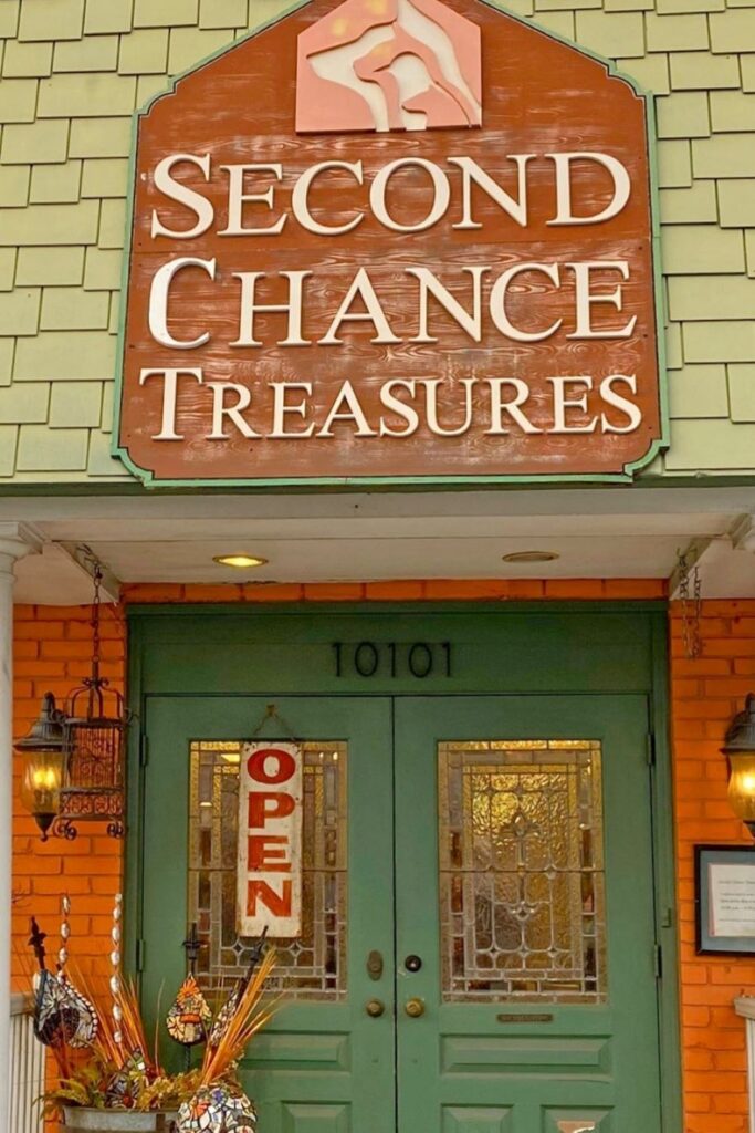 Looking for the best thrift stores in Dallas? You aren’t a-lone (star). Fortunately, everything’s bigger in Texas—and this also goes for their impressive range of secondhand steals. Image by Second Chance Treasures #bestthriftstoresdallas #thriftstoresdallas #sustainablejungle