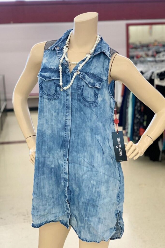 Looking for the best thrift stores in Dallas? You aren’t a-lone (star). Fortunately, everything’s bigger in Texas—and this also goes for their impressive range of secondhand steals. Image by Thrift Town #bestthriftstoresdallas #thriftstoresdallas #sustainablejungle