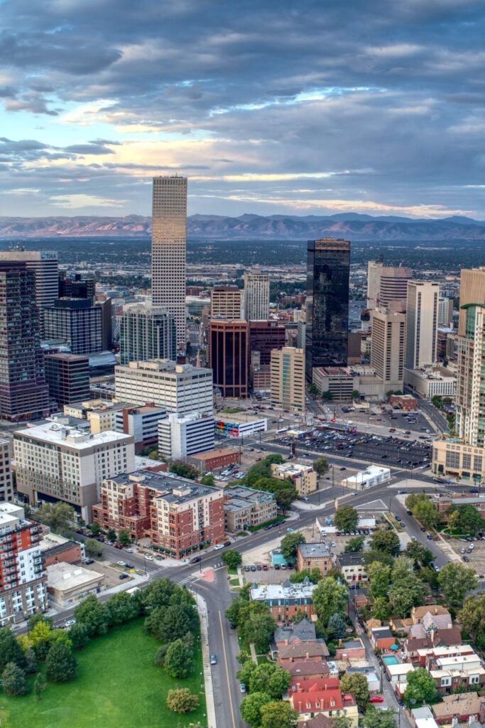 Think your city is one of the greenest cities in the US? These concrete jungles go to show that cities the world over… Image by Andrew Coop via Unsplash #greenestcitiesintheUS #whatarethegreenestcitiesintheUS #greenestbigcitiesintheUS #topgreenestcitiesintheUS #greenestcityinAmerica #mostsustainablecitiesintheUS #mostenvironmentallysustainablecitiesintheUS #mostecofriendlycitiesintheUS #sustainablejungle