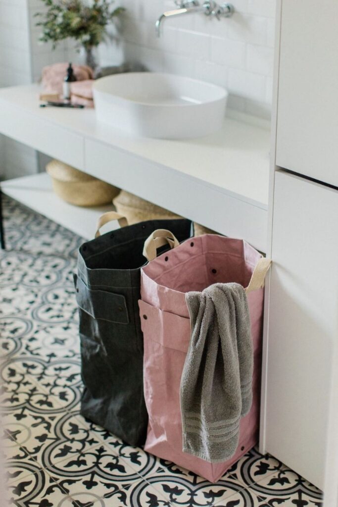 If you’re close to throwing in the towel, our list of sustainable laundry baskets might help take a [laundry] load off your mind. Image by Uashmama #sustainablelaundrybasket #ecofriendlylaundrybaskets #sustainablejungle