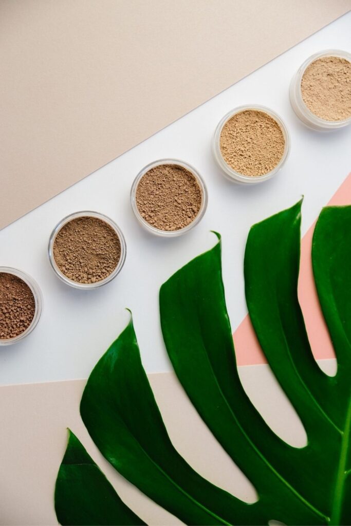 Want smokey and sustainable eyes? Glitz and glam can actually be better for our planet with these eco friendly makeup brands. Image by Honeypie Minerals #ecofriendlymakeup #sustainablemakeup #sustainablejungle