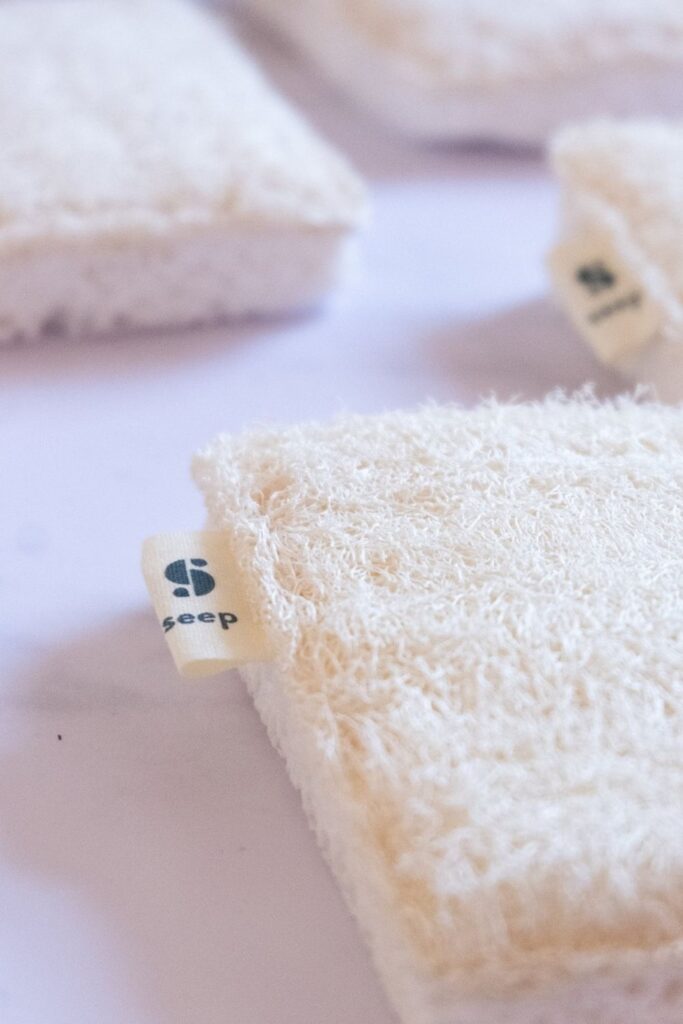 Eco friendly sponges are here to save the day and put a little sustainable sparkle in your bathroom or kitchen. Here’s our list of the best… Image by Seep #ecofriendlysponges #biodegradablesponges #sustainablejungle