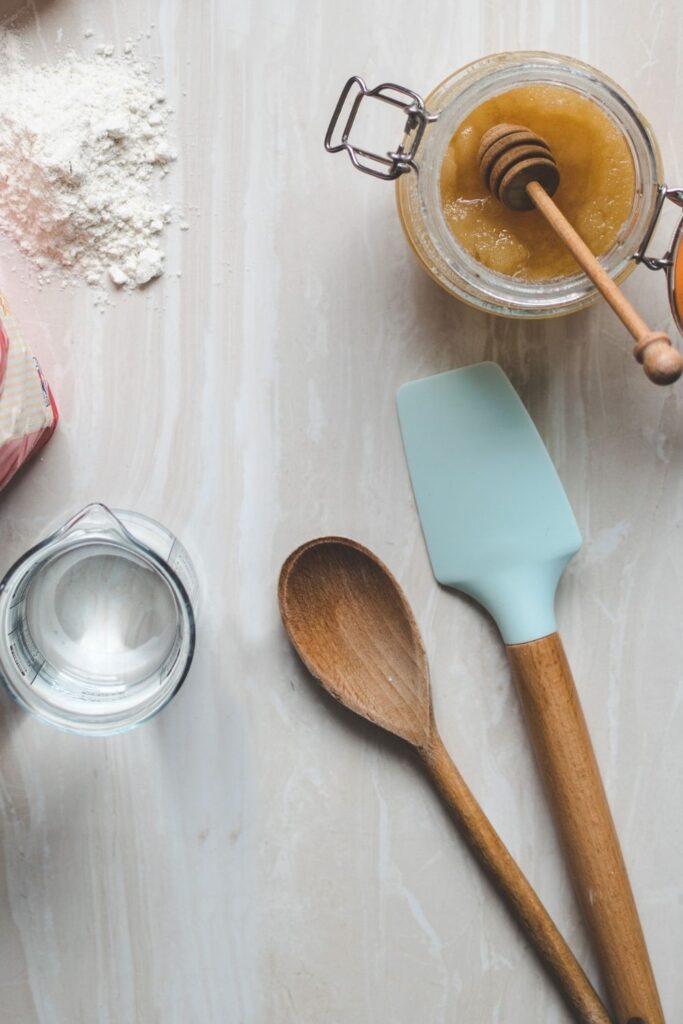 What is silicone, exactly? Is silicone plastic? And if so, is it any better than traditional plastics? Image by Calum Lewis via Unsplash #issiliconeplastic #sustainablejungle