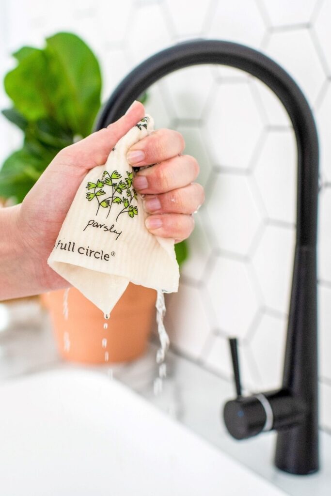 Eco friendly sponges are here to save the day and put a little sustainable sparkle in your bathroom or kitchen. Here’s our list of the best… Image by Full Circle Home #ecofriendlysponges #biodegradablesponges #sustainablejungle