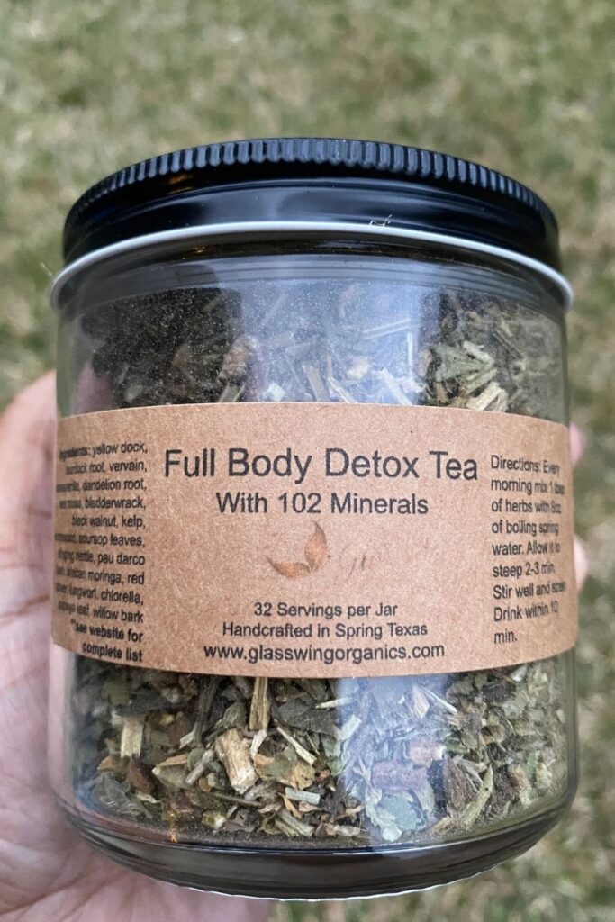 What’s the tea on sustainable tea? People are oohing and aahing over oolong made by eco friendly tea brands who are out there spreading positiviTEA… Image by Glass Wing Organic #sustainabletea #ecofriendlytea #sustainablejungle