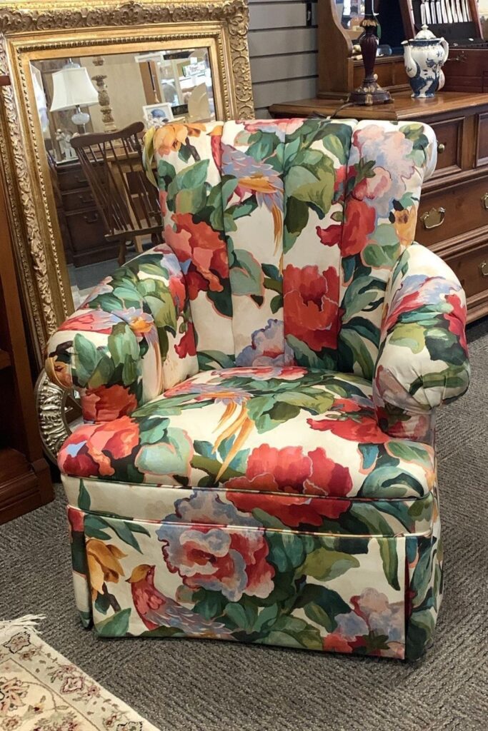Besides chili over spaghetti, Cincinnati thrift stores punch above their weight in Queen City bringing diverse influences into the fashion, furniture and… Image by Legacies Upscale Resale #Cincinnatithriftstores #bestCincinnatithriftstores #bestthriftstoresCincinnati #Cincinnatithriftshops #sustainablejungle