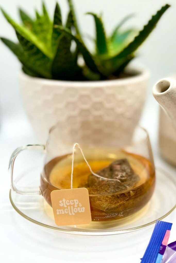 What’s the tea on sustainable tea? People are oohing and aahing over oolong made by eco friendly tea brands who are out there spreading positiviTEA… Image by Steep & Mellow #sustainabletea #ecofriendlytea #sustainablejungle