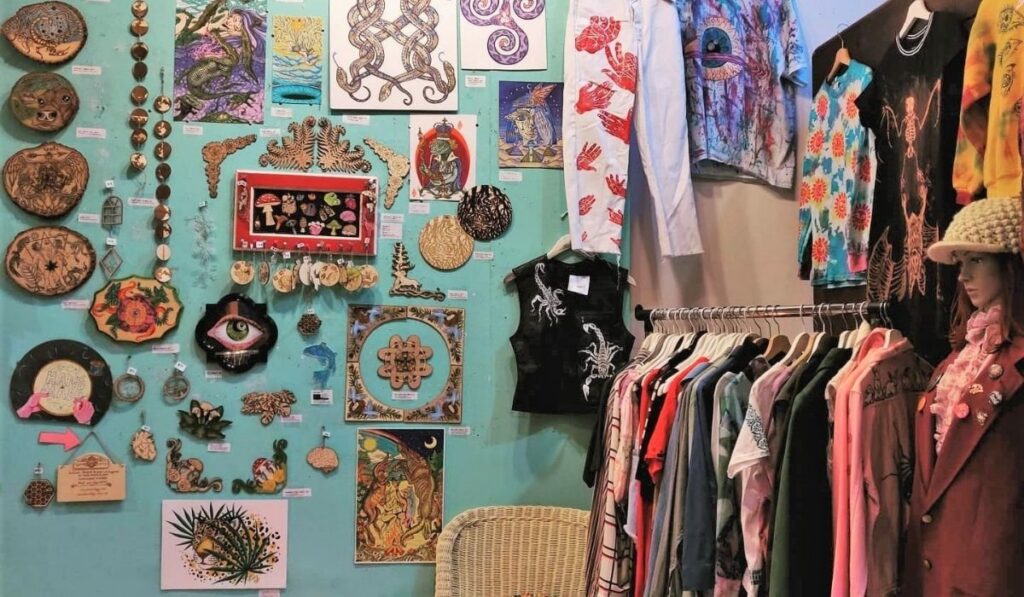 Seattle thrift stores are way more impressive than their coffee and tech counterparts. The city is an international hub, bringing with it diverse styles… Image by Bon Voyage Vintage #seattlethriftstores #sustainablejungle