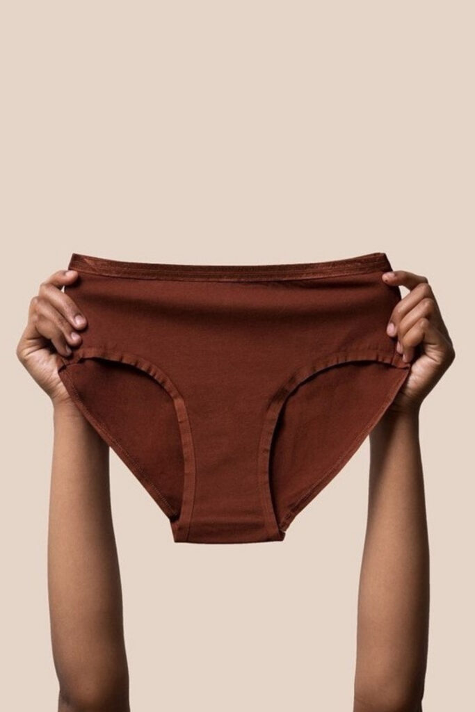Wondering where to recycle old clothing? Good! More of us should, as just 1% of clothing is currently recycled worldwide. The vast majority… Image by Knickey #recycleoldclothes #howtorecycleoldclothes #wheretorecycleoldclothes #recycleoldclothing #howtorecycleoldclothing #recyclingprogramsforclothes #textilerecyclingprograms #wheretorecyclewornoutclothing