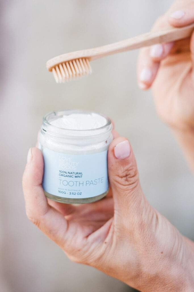 If you’re looking for a planet friendly way to polish your smile, palm oil free toothpaste is positively tooth-tastic way to brush. Image by Love Beauty Foods #palmoilfreetoothpaste #bestpalmoilfreetoothpaste #palmoilfreetoothpastebrands #sustainablejungle