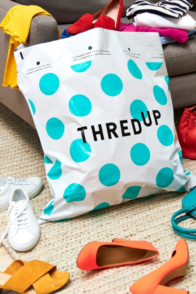 Wondering where to recycle old clothing? Good! More of us should, as just 1% of clothing is currently recycled worldwide. The vast majority… Image by thredUP #recycleoldclothes #howtorecycleoldclothes #wheretorecycleoldclothes #recycleoldclothing #howtorecycleoldclothing #recyclingprogramsforclothes #textilerecyclingprograms #wheretorecyclewornoutclothing