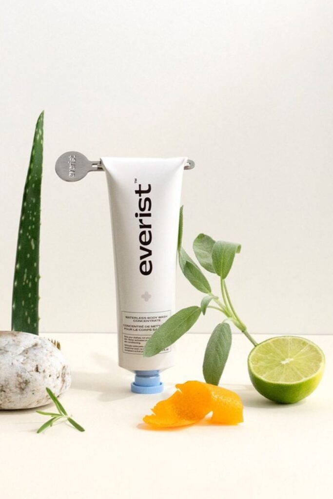 Switching to vegan and cruelty-free shampoo, conditioner, and other hair products is great but isn’t enough from an environmental perspective. Thankfully, there are now many zero waste shampoo and conditioners available. Image by Everist #zerowasteshampoo #zerowasteconditioner #sustainablejungle