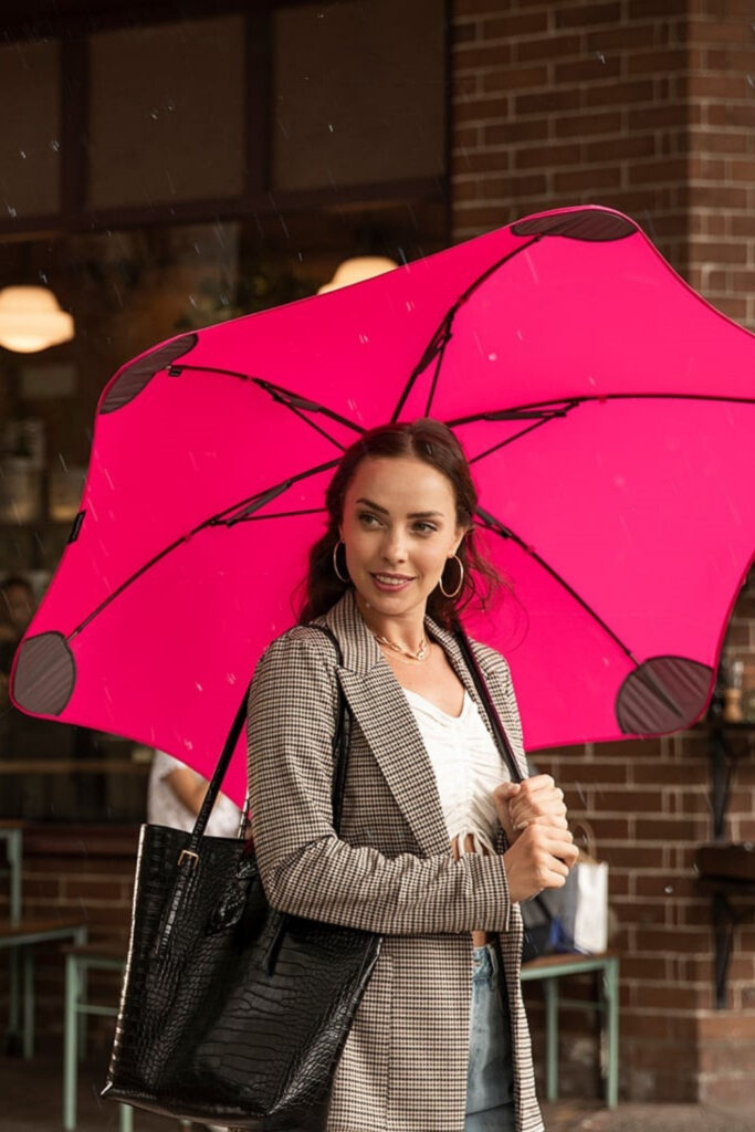 If you’re shopping for an eco -friendly umbrella, we’ve got you covered. Literally.The Ancient Egyptians made history’s first umbrellas with… Image by Jollybrolly #ecofriendlyumbrella #bestecofriendlyumbrella #mostecofriendlyumbrella #sustainableumbrellas #plasticfreeumbrellas