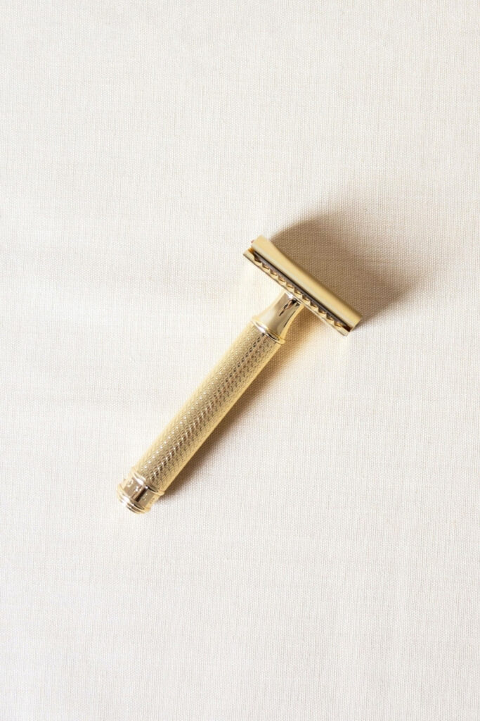 Congrats on switching to an old school razor. Do you know how to clean a safety razor? It’s important to know so you can extend… Image by Laura Mitulla via Unsplash #howtocleanasafetyrazor #howtocleanyoursafetyrazor #howtocleandoubleedgesafetyrazor #howtocleanasafetyrazorblades #canyouwashasafetyrazor #howdoyoucleanasafetyrazorafteruse #sustainablejungle