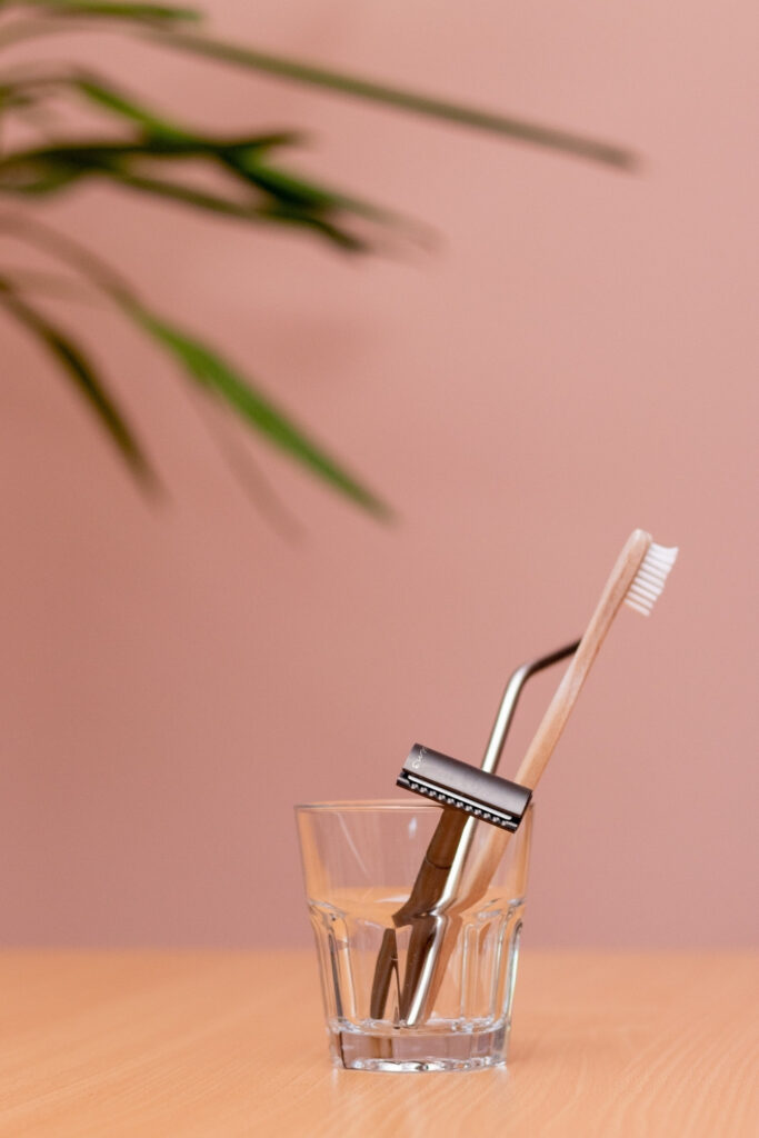 Congrats on switching to an old school razor. Do you know how to clean a safety razor? It’s important to know so you can extend… Image by Oana Cristina via Unsplash #howtocleanasafetyrazor #howtocleanyoursafetyrazor #howtocleandoubleedgesafetyrazor #howtocleanasafetyrazorblades #canyouwashasafetyrazor #howdoyoucleanasafetyrazorafteruse #sustainablejungle