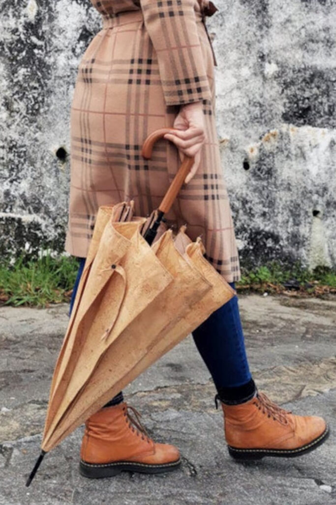 If you’re shopping for an eco -friendly umbrella, we’ve got you covered. Literally.The Ancient Egyptians made history’s first umbrellas with… Image by Princezices #ecofriendlyumbrella #bestecofriendlyumbrella #mostecofriendlyumbrella #sustainableumbrellas #plasticfreeumbrellas