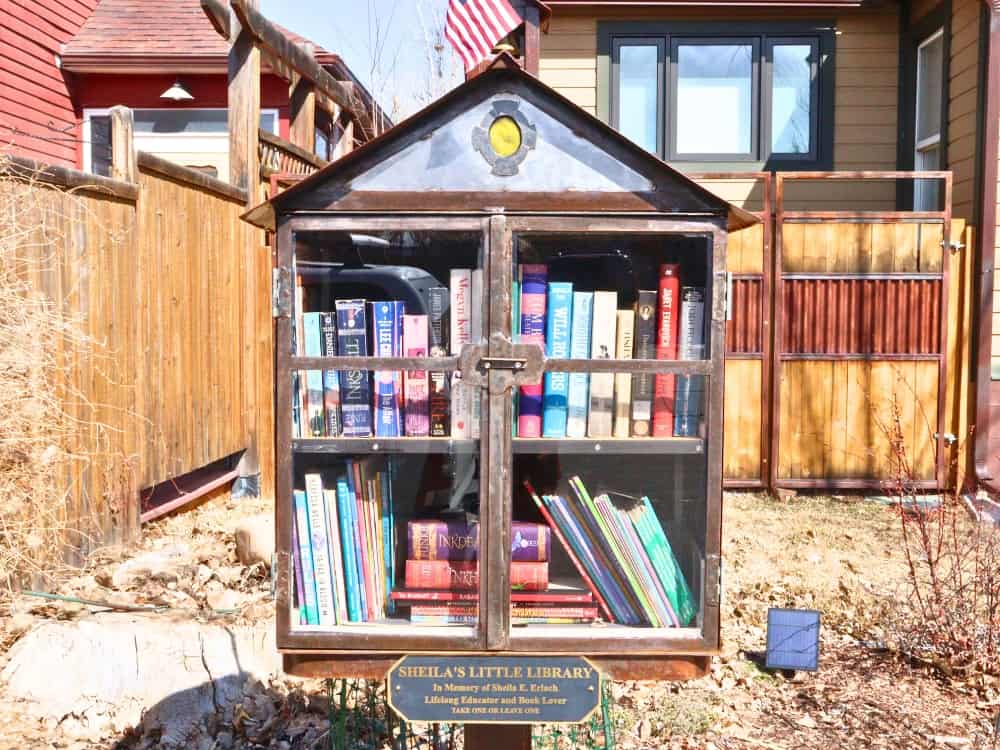 What To Do With Old Books To Treat Yo’ Shelf Sustainably Image by Sustainable Jungle #whattodowitholdbooks #howtodisposeofoldbooks #bookrecycling #bookrecyclingideas #upcyclebooks #whattodowitholdpaperbackbooks #sustainablejungle