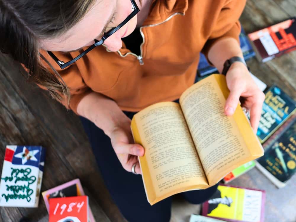What To Do With Old Books To Treat Yo’ Shelf Sustainably Image by Sustainable Jungle #whattodowitholdbooks #howtodisposeofoldbooks #bookrecycling #bookrecyclingideas #upcyclebooks #whattodowitholdpaperbackbooks #sustainablejungle