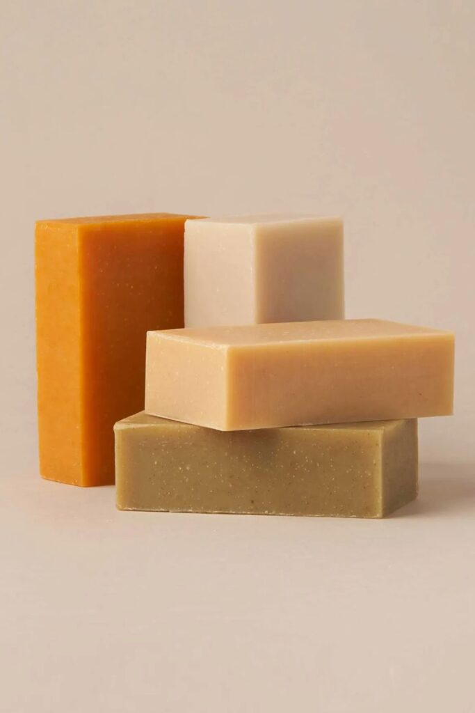 Switching to vegan and cruelty-free shampoo, conditioner, and other hair products is great but isn’t enough from an environmental perspective. Thankfully, there are now many zero waste shampoo and conditioners available. Image by by Humankind #zerowasteshampoo #zerowasteconditioner #sustainablejungle