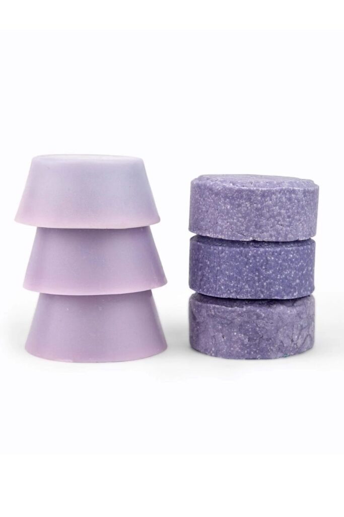 Switching to vegan and cruelty-free shampoo, conditioner, and other hair products is great but isn’t enough from an environmental perspective. Thankfully, there are now many zero waste shampoo and conditioners available. Image by etee #zerowasteshampoo #zerowasteconditioner #sustainablejungle