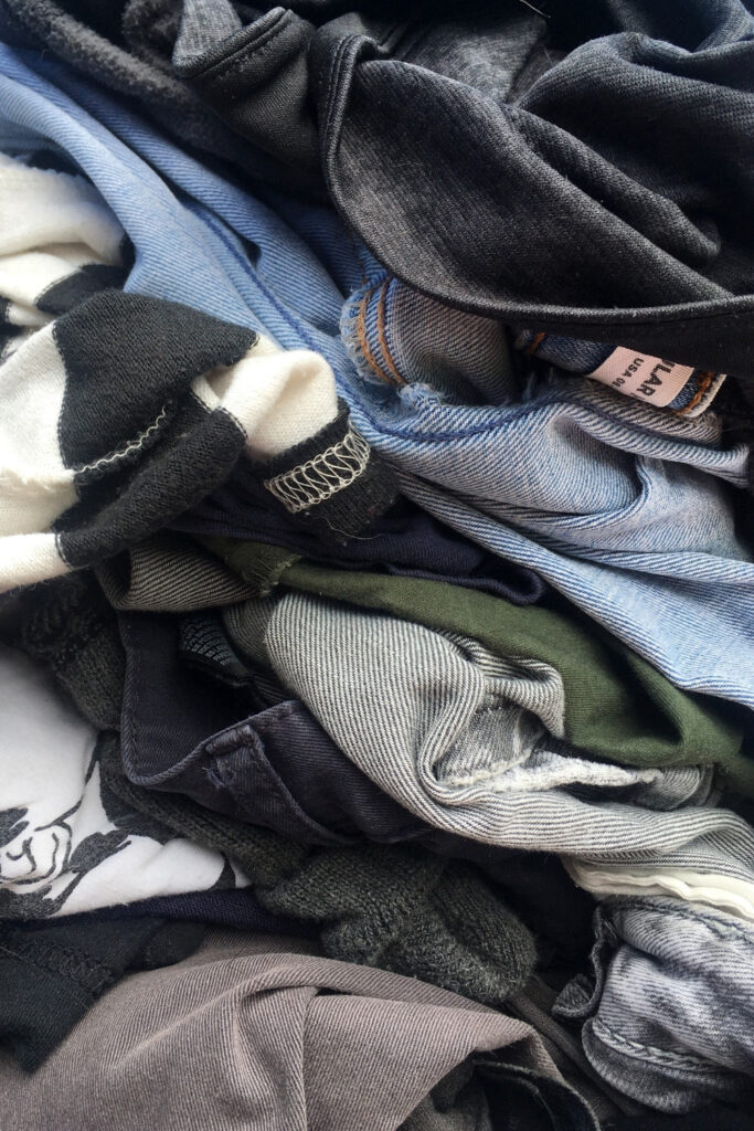 Wondering where to recycle old clothing? Good! More of us should, as just 1% of clothing is currently recycled worldwide. The vast majority… Image by Alejo Reinoso via Unsplash #recycleoldclothes #howtorecycleoldclothes #wheretorecycleoldclothes #recycleoldclothing #howtorecycleoldclothing #recyclingprogramsforclothes #textilerecyclingprograms #wheretorecyclewornoutclothing #sustainablejungle