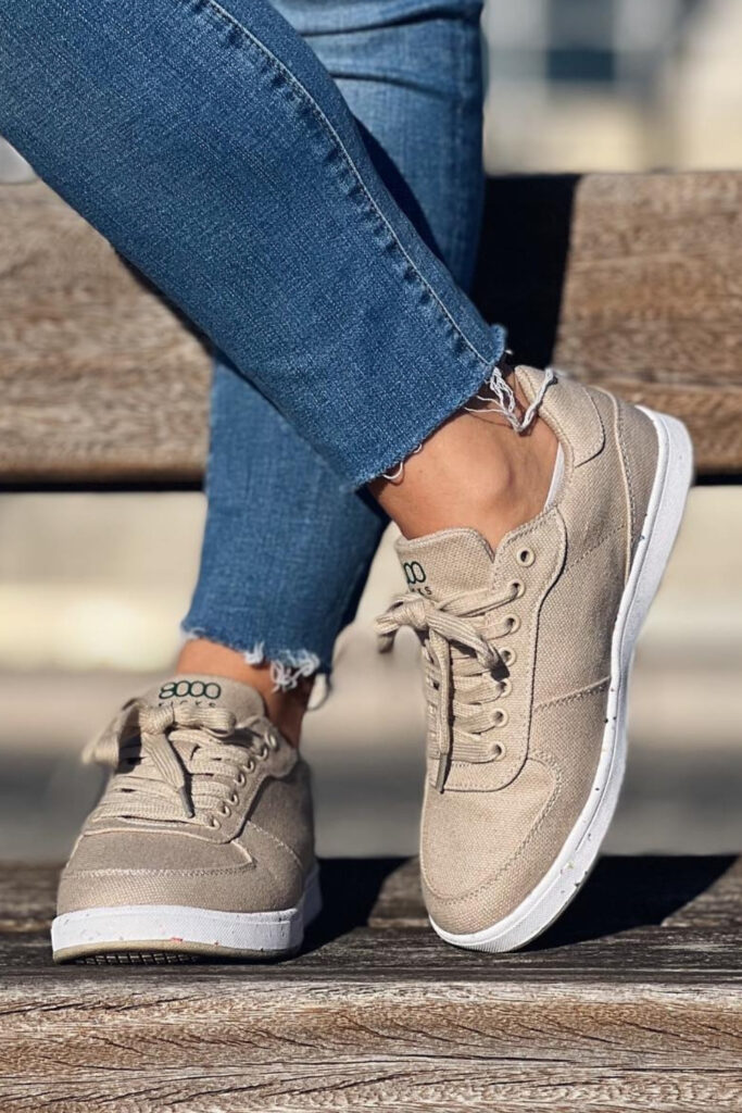 Will hemp shoes get you high? Highly sustainable, yes! We’re talking hemp shoes, hemp sneakers, hemp sandals, hemp slip-ons, and high top hemps… Image by 8000Kicks #hempshoes #menshempshoes #womenshempshoes #shoesmadeofhemp #besthempshoes #hempshoebrands #sustainablejungle