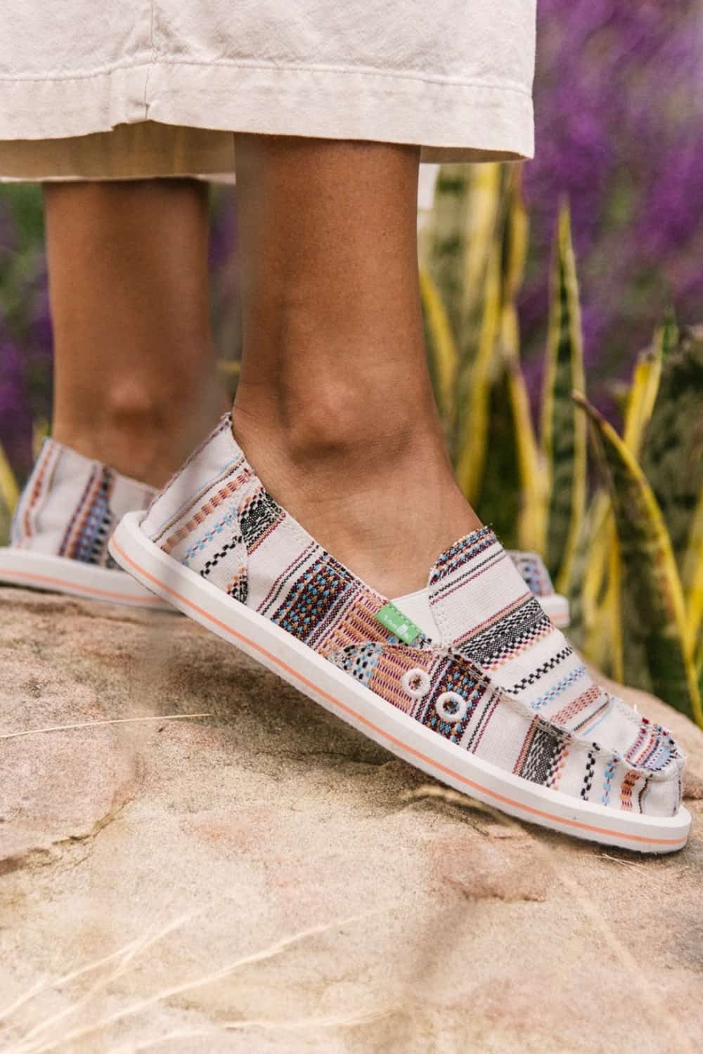 Will hemp shoes get you high? Highly sustainable, yes! We’re talking hemp shoes, hemp sneakers, hemp sandals, hemp slip-ons, and high top hemps… Image by Sanuk #hempshoes #menshempshoes #womenshempshoes #shoesmadeofhemp #besthempshoes #hempshoebrands #sustainablejungle