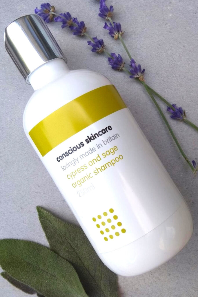 Let’s lather up a list of palm oil free shampoo. Because reducing your reliance on palm oil that’s responsible for deforestation and… Image by Conscious Skincare #palmoilfreeshampoo #palmoilfreeconditioner #palmoilfreeshampoobars #shampoowithoutpalmoil #veganpalmoilfreeshampoo #bestpalmoilfreeshampoo #sustainablejungle