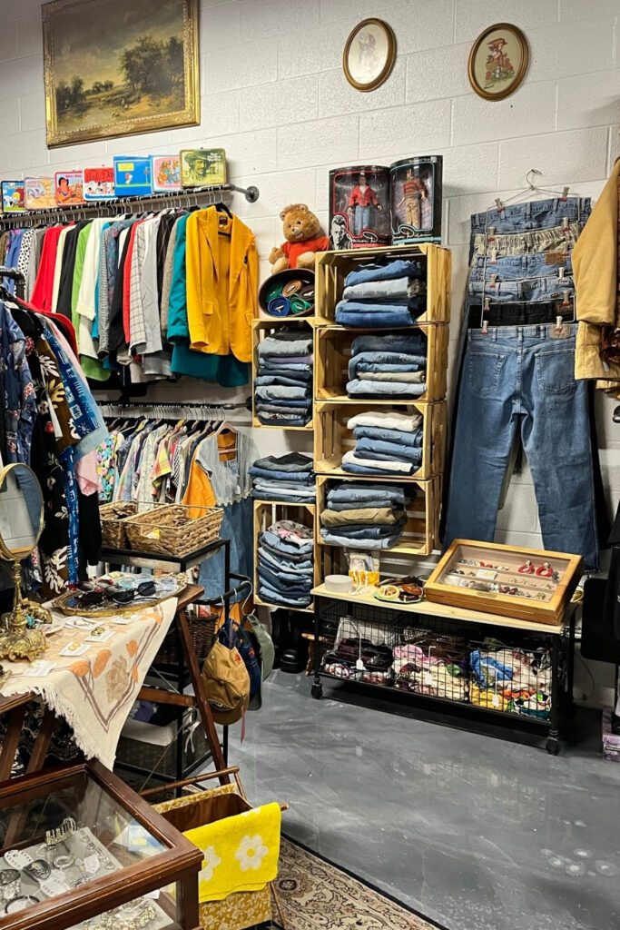 “Sin City”, more like “Secondhand City.” Between flamboyant furniture and cosplay costumes, the thrift stores Las Vegas has to offer are… Image by Off the Threads #thriftstoresLasVegas #bestthriftstoresinLasVegas #LasVegasthriftstores #thriftstoresLasVegasNV #thriftstoresinLasVegas #sustainablejungle