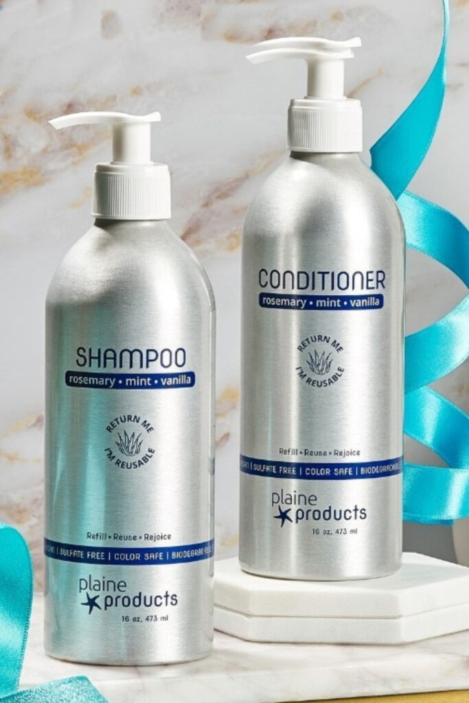 Let’s lather up a list of palm oil free shampoo. Because reducing your reliance on palm oil that’s responsible for deforestation and… Image by Plaine Products #palmoilfreeshampoo #palmoilfreeconditioner #palmoilfreeshampoobars #shampoowithoutpalmoil #veganpalmoilfreeshampoo #bestpalmoilfreeshampoo #sustainablejungle