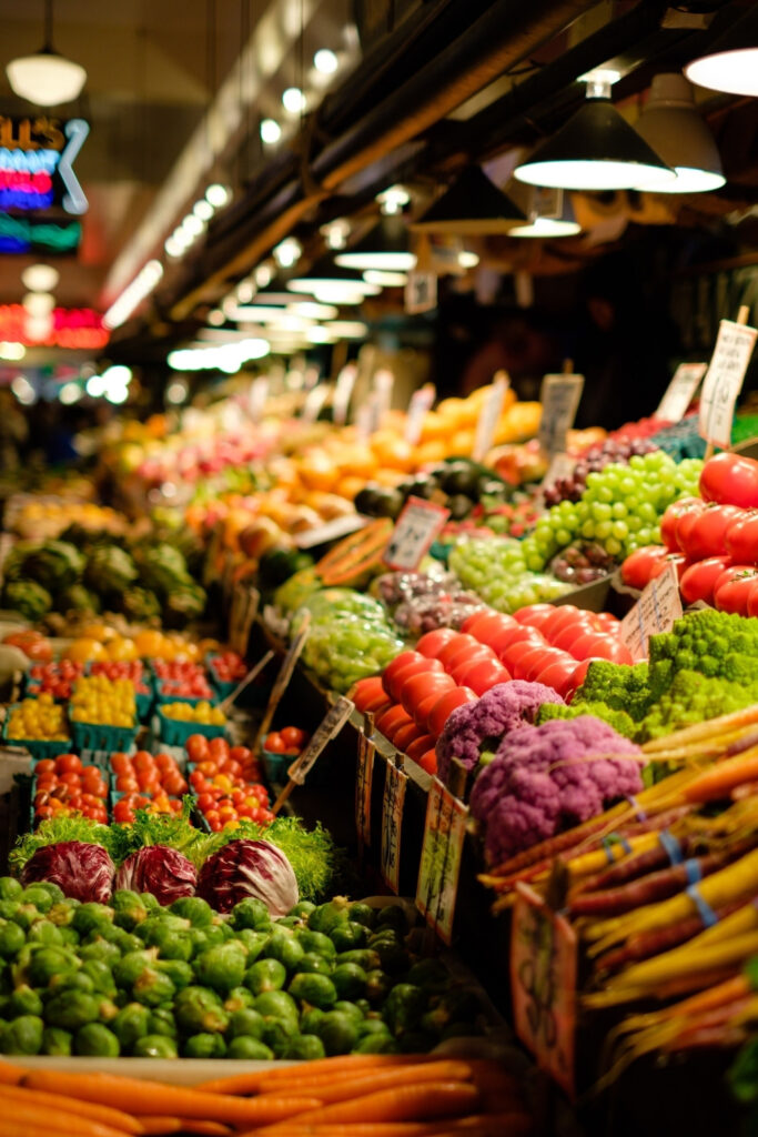 These sustainable shopping tips will satisfy your need for new (or new-to-you) while appeasing that eco-minded angel on your shoulder… Image by Thomas Le via Unsplash #sustainableshoppingtips #sustainablegroceryshoppingtips #whyissustainableshoppingimportant #tipsforsustainableshopping #ecofriendlyshoppingtips #greenshoppingtips #sustainablejungle