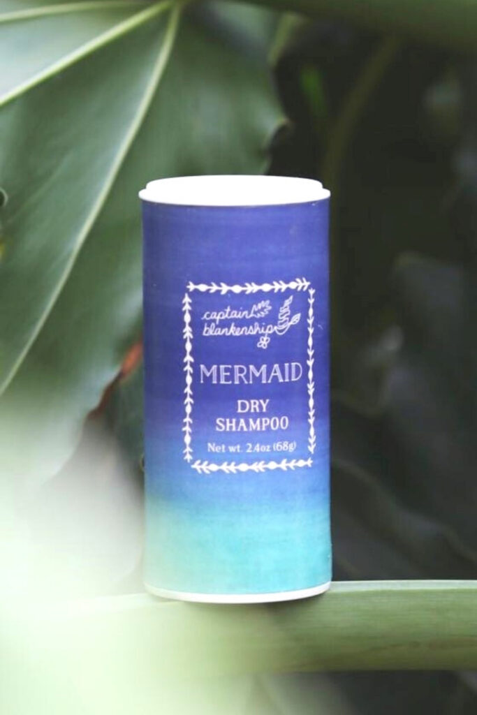 As much as we’d love to don a freshly washed ‘do on the daily, there just isn’t enough time. But is that a bad thing when sustainable natural dry shampoo… Image by Captain Blankenship #naturaldryshampoo #allnaturaldryshampoo #bestnaturaldryshampoo #sustainablenaturaldryshampoo #mostnaturaldryshampoo #organicdryshampoo #sustainablejungle