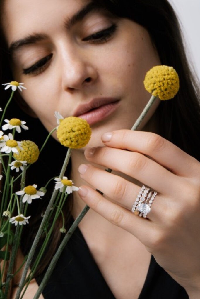 These makers of eco friendly and ethical engagement rings show transparency, socially-responsible sourcing, and sustainable materials that make diamonds shine all the brighter. Image by Clean Origin #ethicalengagementrings #sustainablejungle