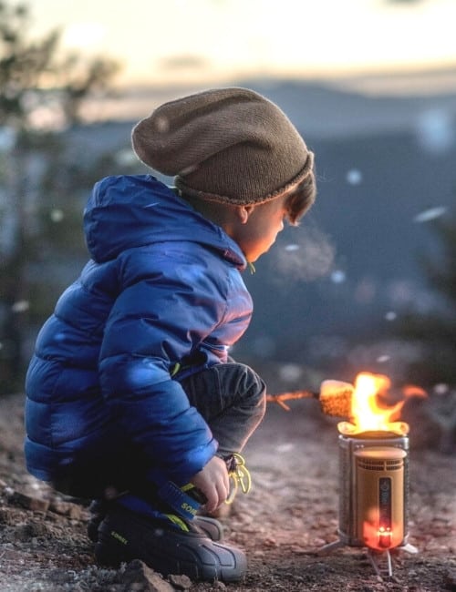 21 Eco Friendly Camping Gear Brands Who Respect The Great Outdoors #ecofriendlycampinggear #ecofriendlycampinggearbrands #usedecofriendlycampinggear #sustainablecampinggear #sustainablecampinggearbrands #bestsustainablecampinggear #environmentallyfriendlycampinggear #sustainablejungle Image by BioLite