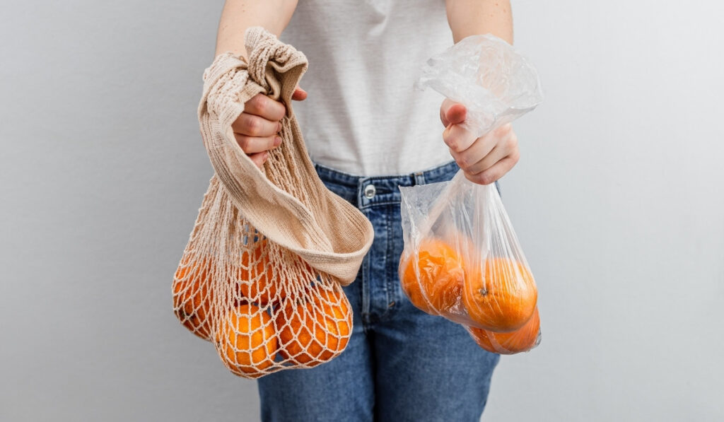 While plastic has been vilified, there’s another problematic p-word you should be aware of: packaging. Fortunately, sustainable food packaging… Image by Fascinadora via Getty Images on Canva Pro #sustainablefoodpackaging #sustainablefoodpackagingsolutions #sustainablefoodpackagingtrends #typesofsustainablefoodpackaging #mostsustainablefoodpackaging #ecofriendlyfoodpackaging #environmentallyfriendlyfoodpackaging #sustainablejungle