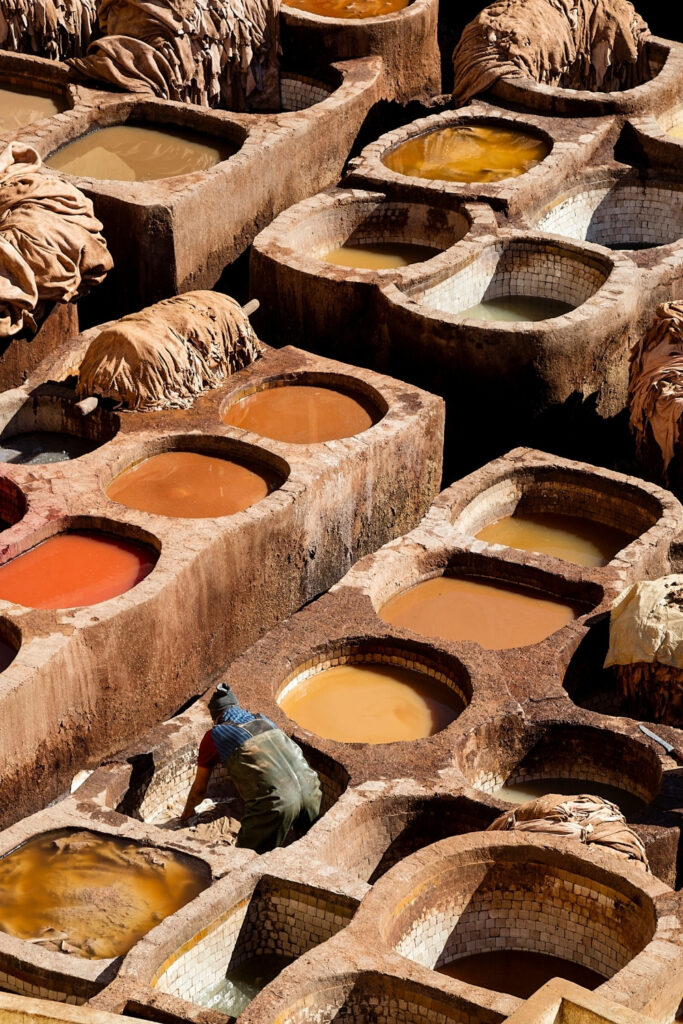 Sustainable Dyes: Is Conscious Color Possible? #sustainabledyes #sustainablefabircdyes #sustainabletetextiledyes #arenaturaldyessustainablle #ecofriendlydyes #lowimpactdyes #sustainablejungle Image by Bim via Getty Images on Canva Pro